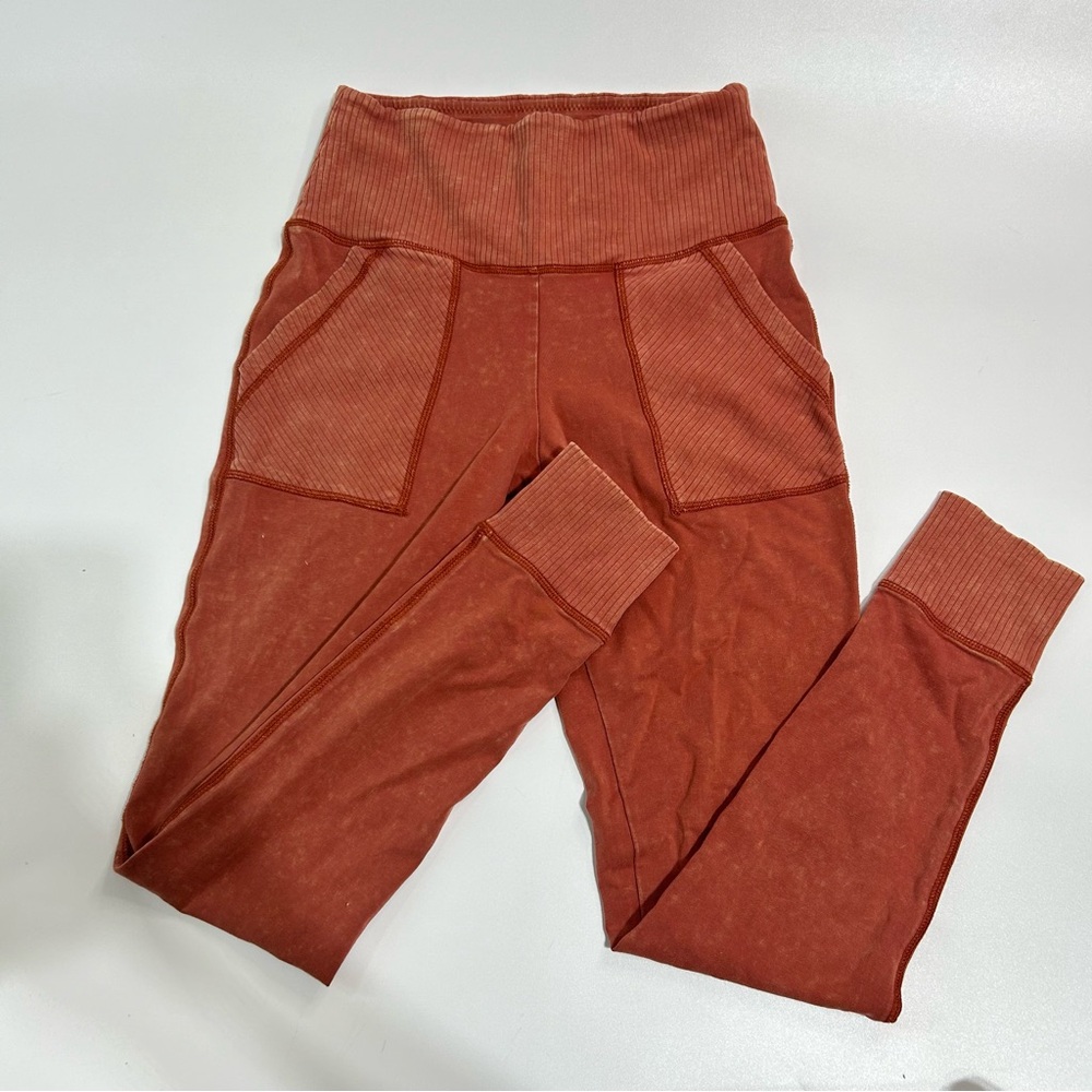 Aerie chill play move rust color ribbed jogger leggings size medium